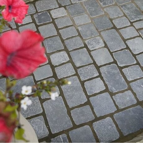 HATHERSAGE WEATHERED LIMESTONE SETTS - 100mm by random lengths