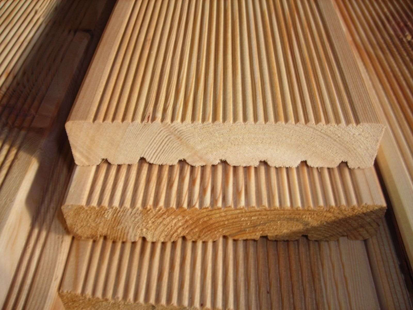 SIBERIAN LARCH DECKING BOARDS – GROOVED 45 MM THICKNESS - A GRADE
