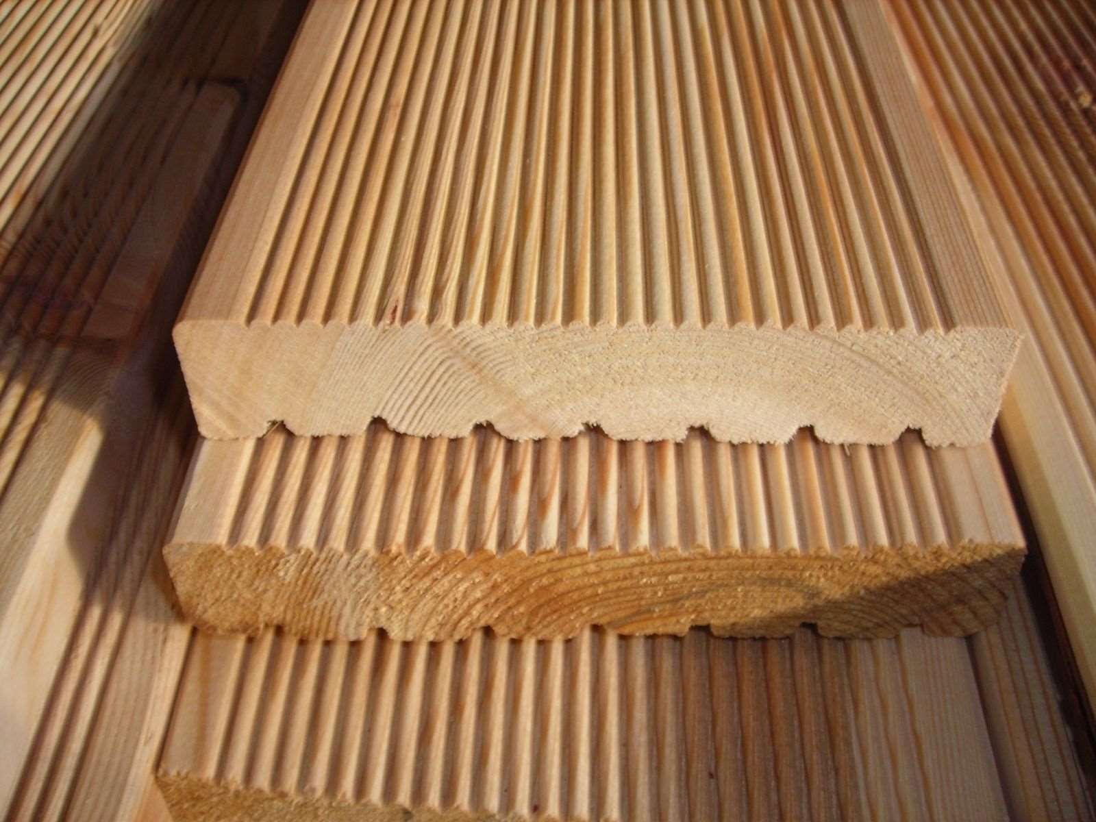 SIBERIAN LARCH DECKING BOARDS – GROOVED 45 MM THICKNESS - A GRADE