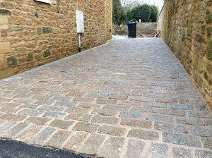HOLBROOK CREAM GRANITE SETTS - 200 x 100mm