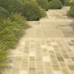 DENHOLME SAWN SANDSTONE DRIVE SETTS - 150mm by random lengths