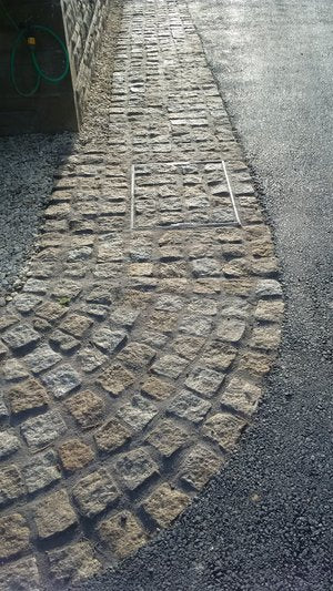 HOLBROOK CREAM GRANITE SETTS - 100 x 100mm