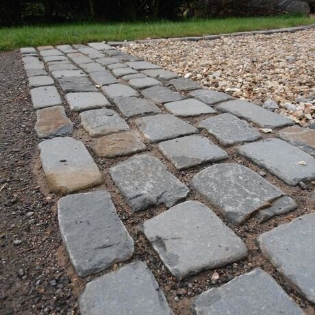 WELSH BLUE SANDSTONE COURTYARD COBBLES - 100mm by random lengths